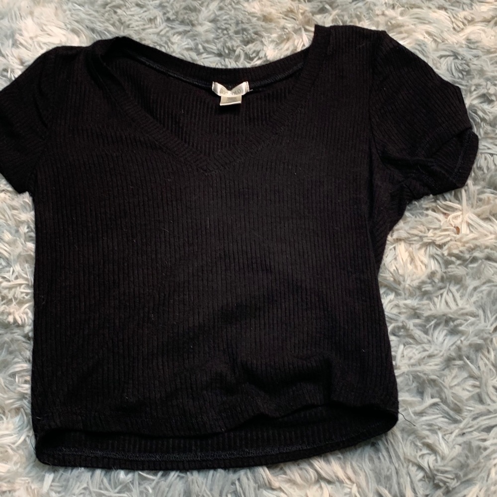 Black cropped t-shirt